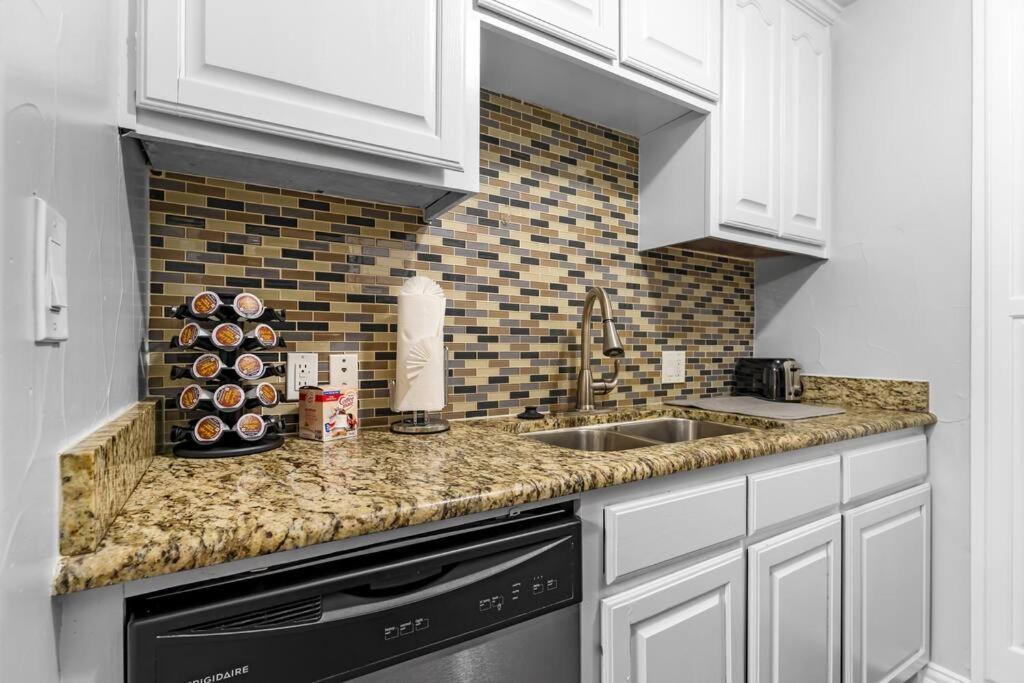 Family Friendly 2Bdrm-Walk To At&T/Cowboys Stadium Arlington Exteriör bild