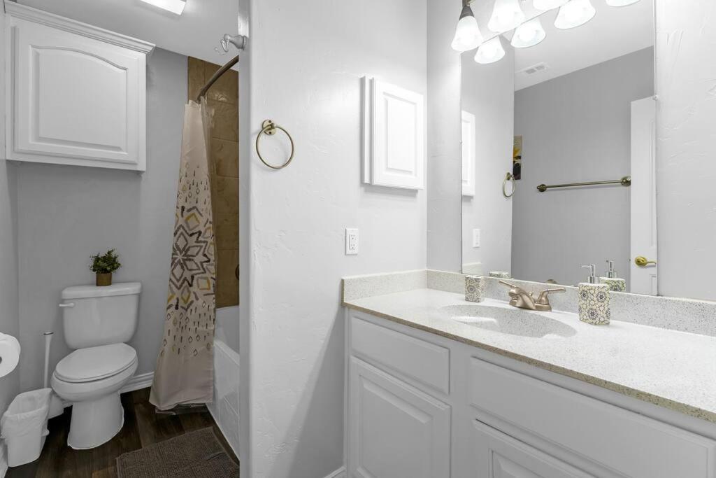 Family Friendly 2Bdrm-Walk To At&T/Cowboys Stadium Arlington Exteriör bild